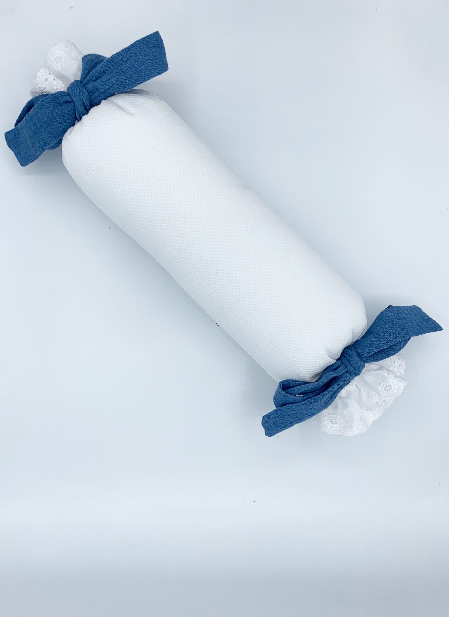 Cojín Rulo antivuelco azul Rocio Fernandez Cotta