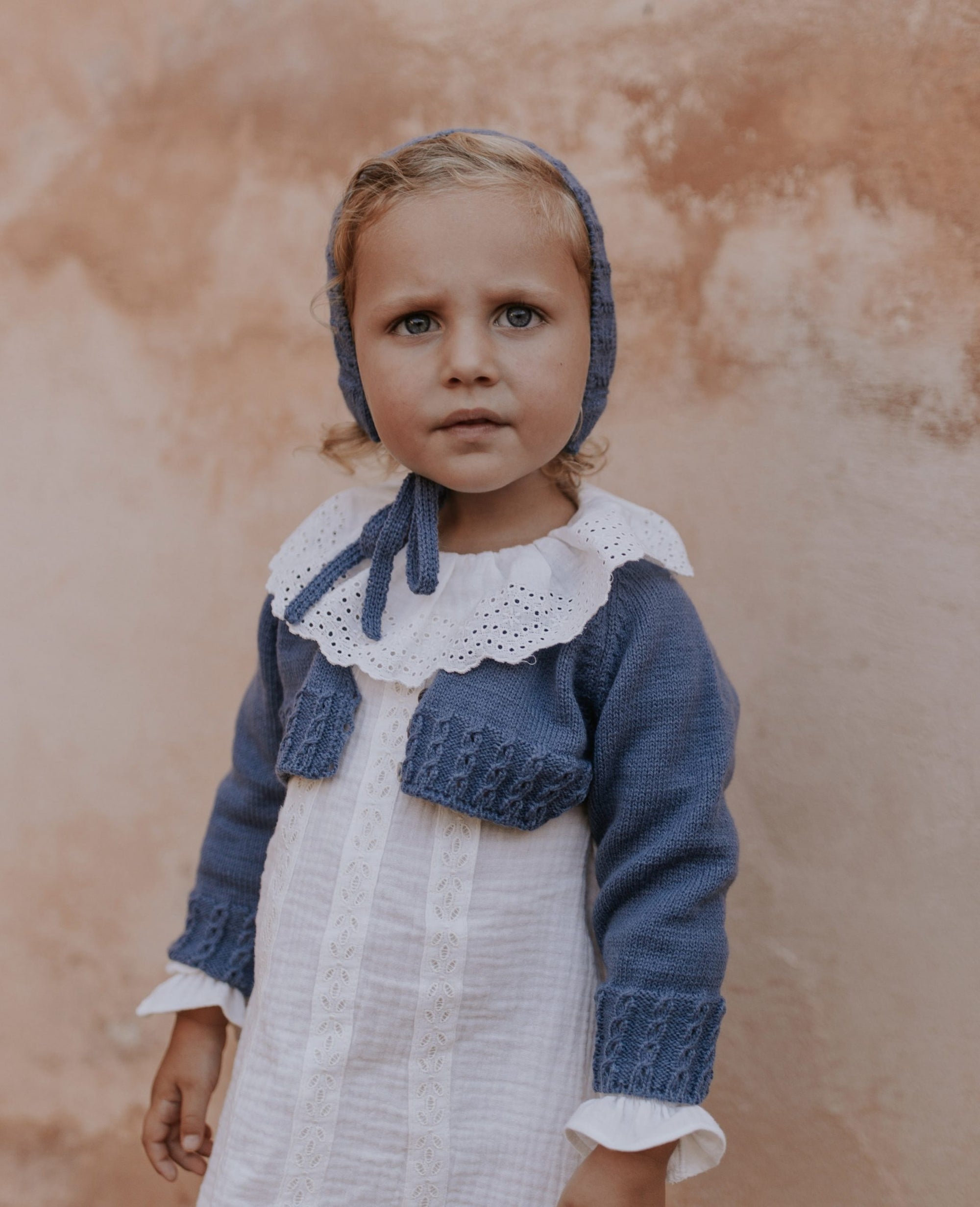Vestido blanco con torerito azul