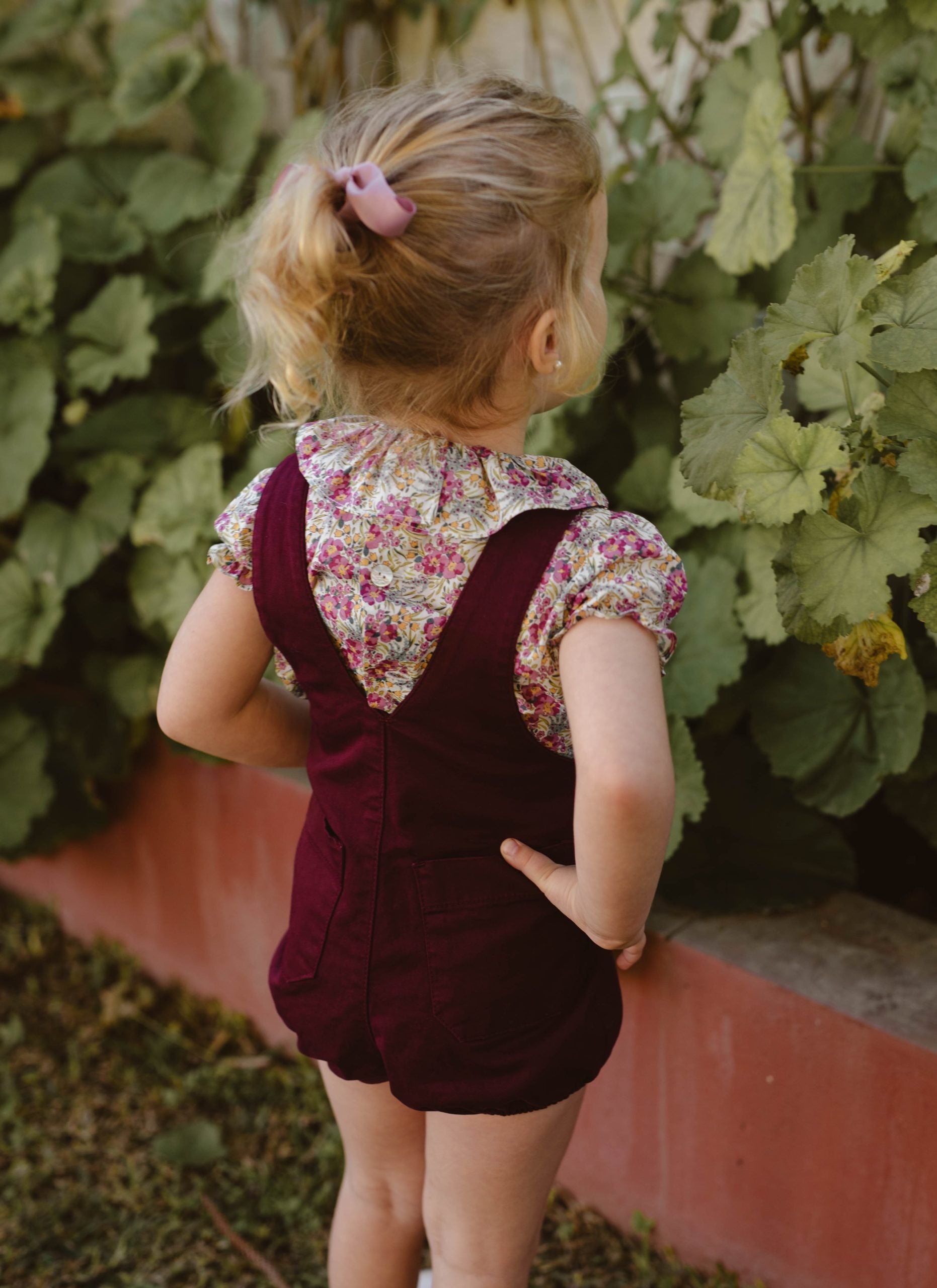 RIOJA ELASTIC FROG BIBS