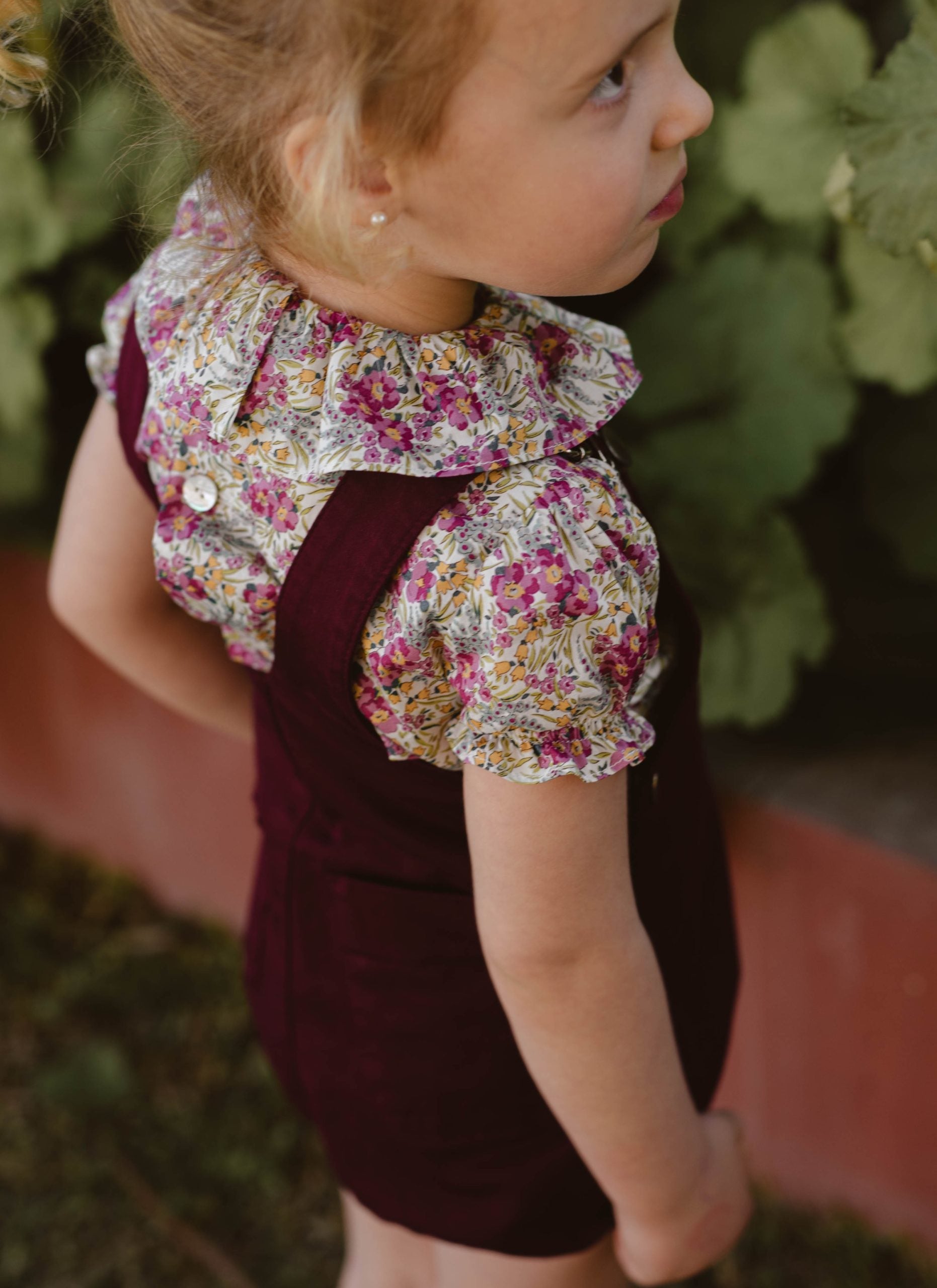 RIOJA ELASTIC FROG BIBS