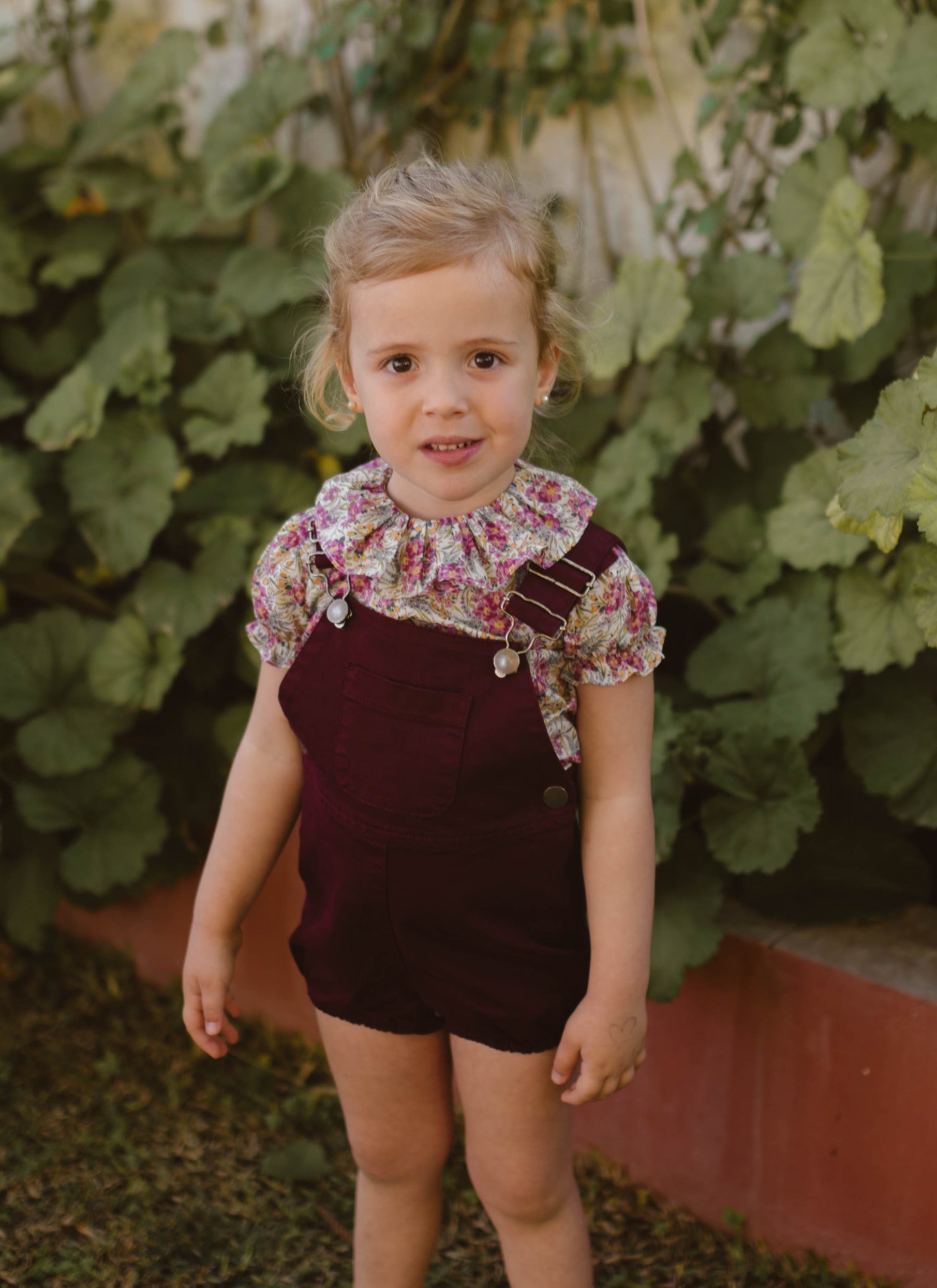 RIOJA ELASTIC FROG BIBS