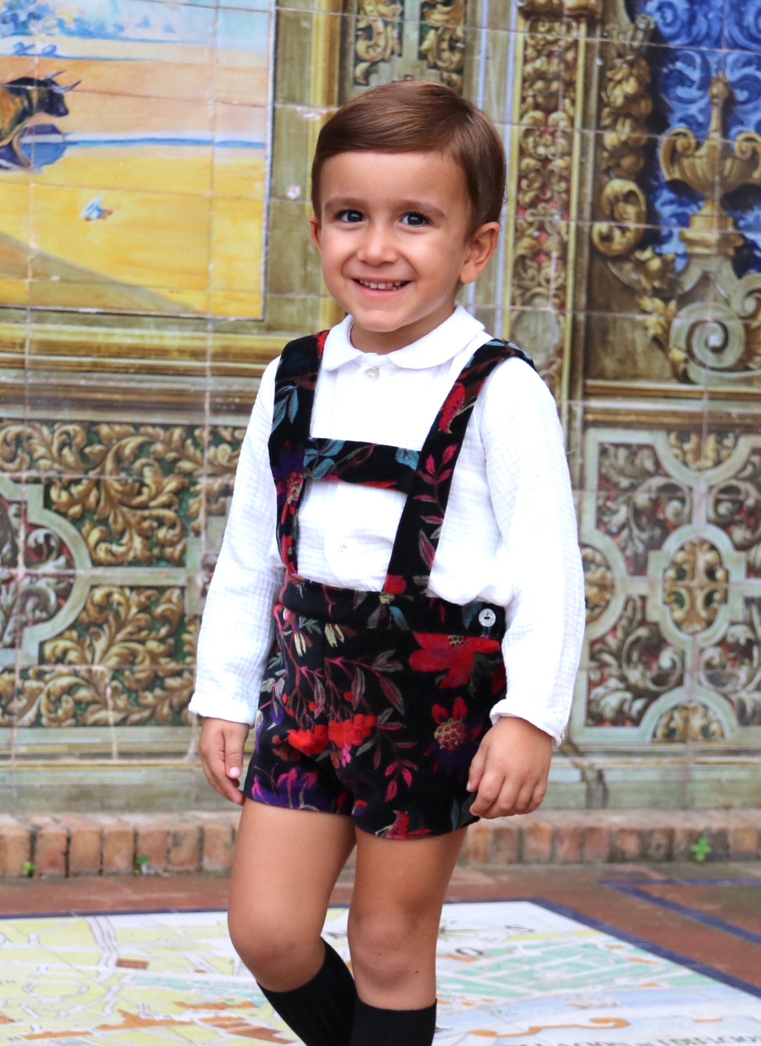 Pantalón corto con tirantes de niño